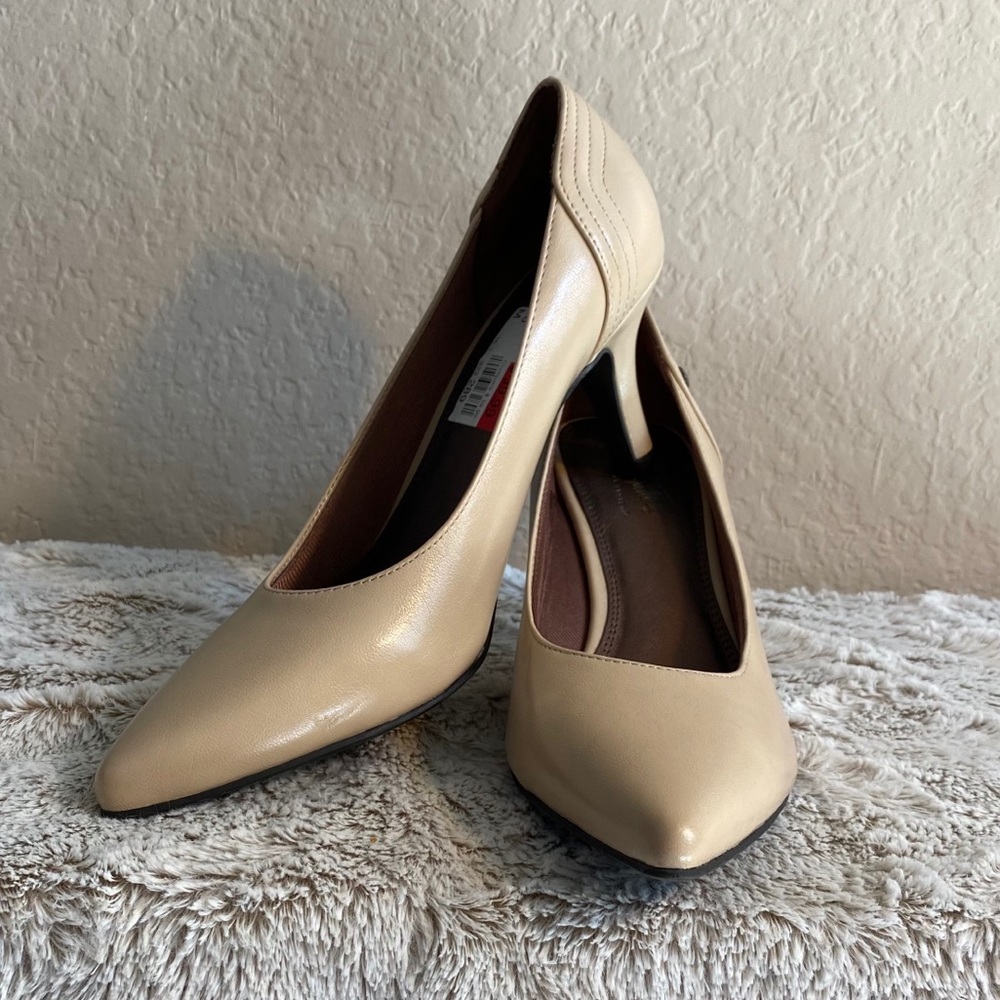 NWT-Life Stride 3” nude heels